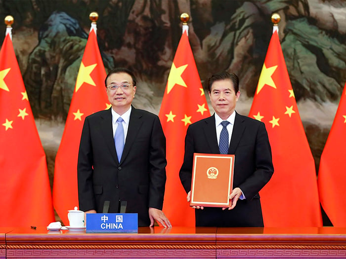 China’s Premier Li Keqiang (left) with Chinese Minister of Commerce Zhong Shan