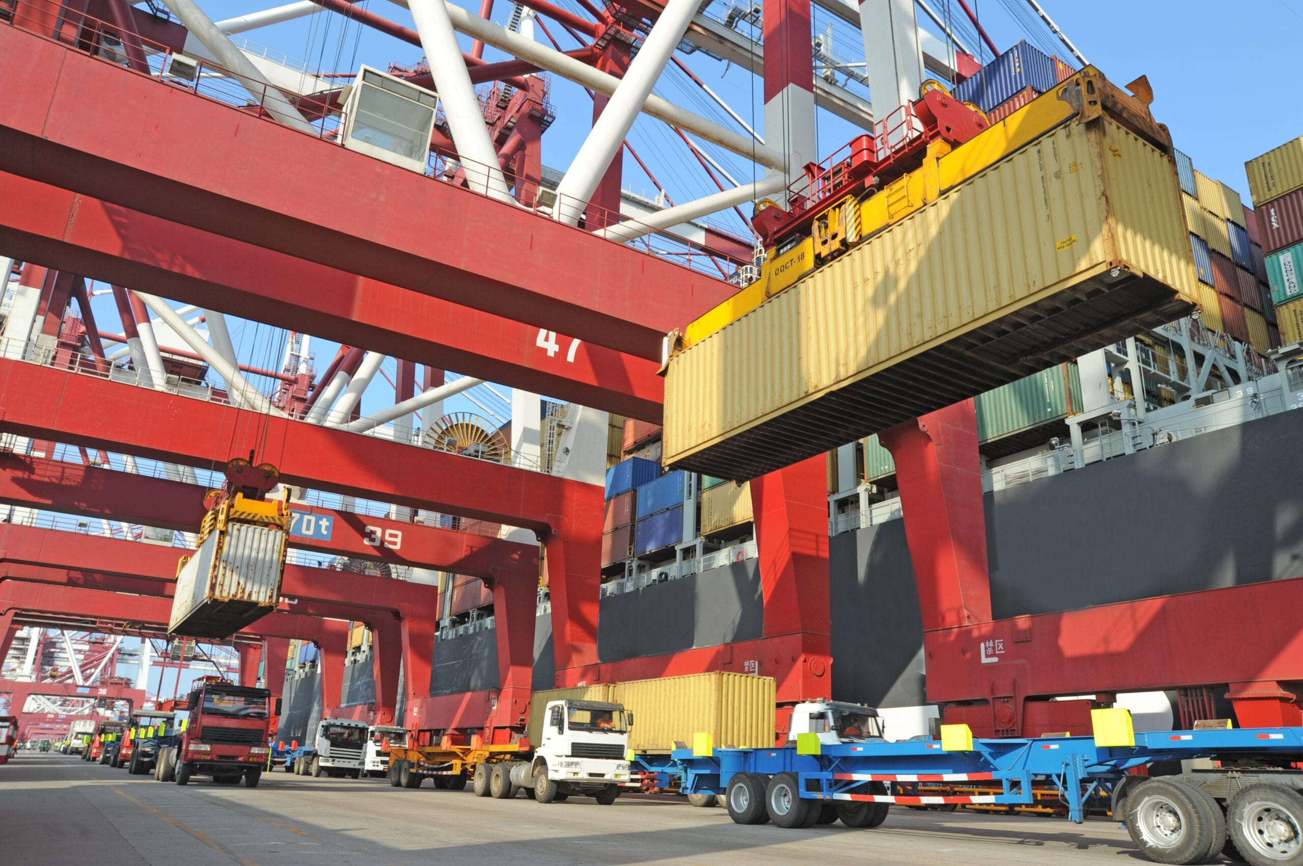 The global shortage of shipping containers is expected to last longer. (Photo: Shutterstock)