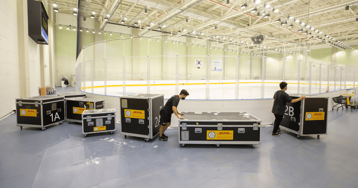 Wheels were added to ensure that the players themselves could easily shift and transport their equipment and belongings in the customized boxes designed by DHL Express Korea.