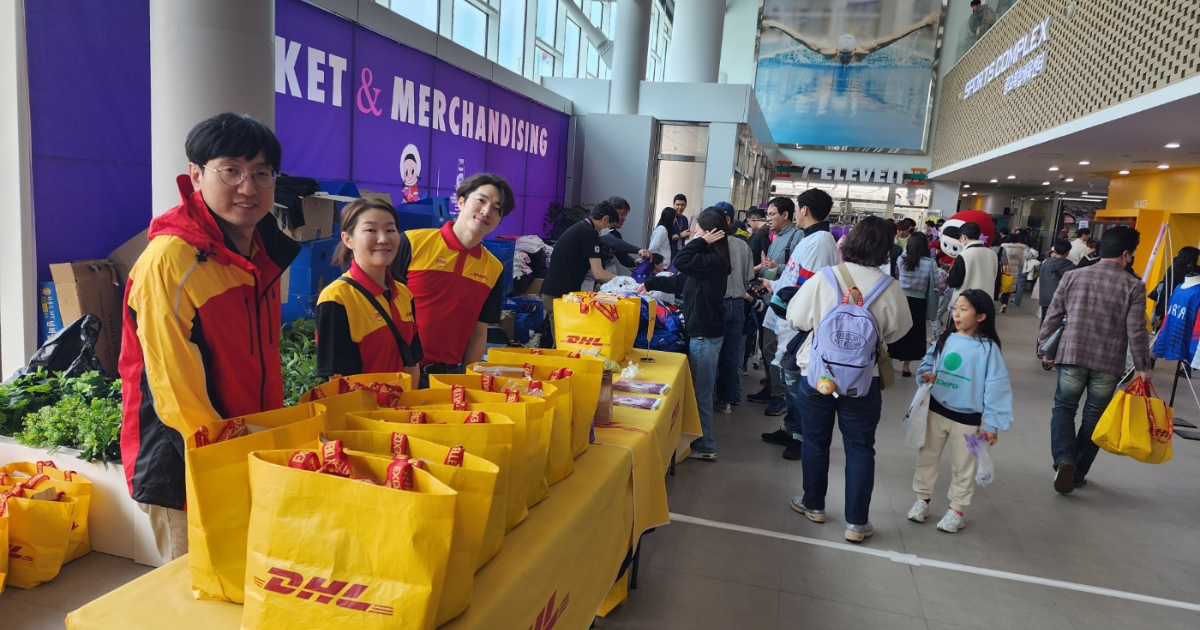 The DHL Express Korea team supporting the Korean Ice Hockey team with merchandise at the Ice Hockey Women’s Championship in Suwon, April 2023.